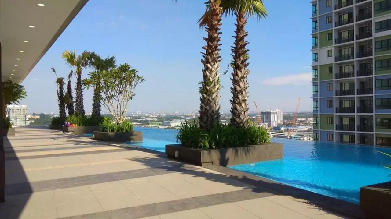 Sinar Rasa Homestay At I-Soho, I-City Shah Alam Exterior foto Infinity pool at the 33rd floor of The Panorama