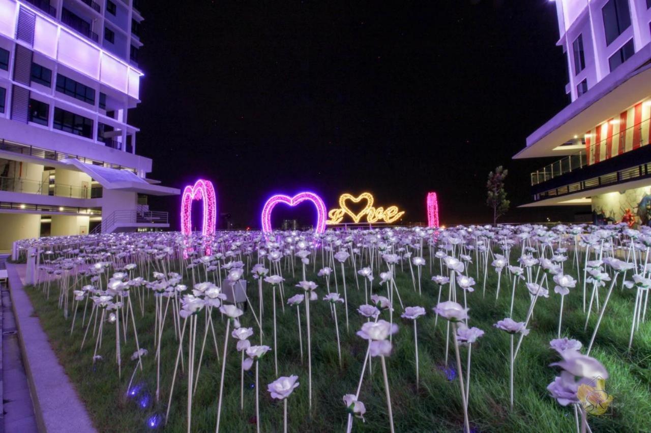 Sinar Rasa Homestay At I-Soho, I-City Shah Alam Exterior foto The field of roses at the park